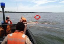 PREFECTURA RESCATÓ A TRES PERSONAS QUE FLOTABAN A LA DERIVA SOBRE MADERAS DESPUÉS QUE SU EMBARCACIÓN DIO VUELTA DE CAMAPANA