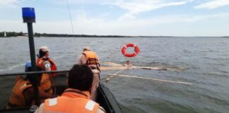 PREFECTURA RESCATÓ A TRES PERSONAS QUE FLOTABAN A LA DERIVA SOBRE MADERAS DESPUÉS QUE SU EMBARCACIÓN DIO VUELTA DE CAMAPANA