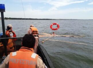 PREFECTURA RESCATÓ A TRES PERSONAS QUE FLOTABAN A LA DERIVA SOBRE MADERAS DESPUÉS QUE SU EMBARCACIÓN DIO VUELTA DE CAMAPANA