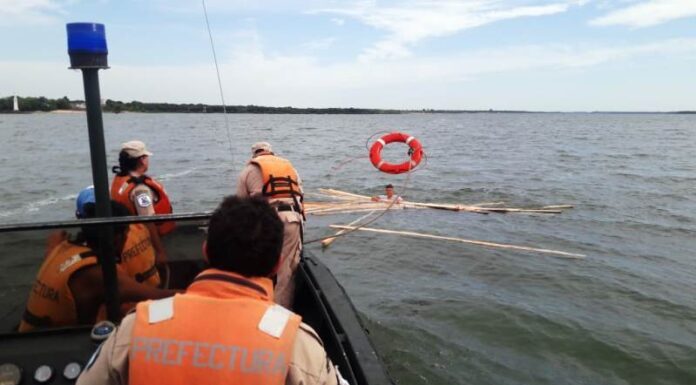 PREFECTURA RESCATÓ A TRES PERSONAS QUE FLOTABAN A LA DERIVA SOBRE MADERAS DESPUÉS QUE SU EMBARCACIÓN DIO VUELTA DE CAMAPANA