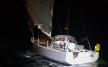 TRAGEDIA A BORDO: TRIPULANTE QUEDÓ ENGANCHADO EN LA VELA Y ESTUVO TODA LA NOCHE COLGANDO DEL MÁSTIL BOCA ABAJO Y DESPUES DE 17 HORAS MURIÓ