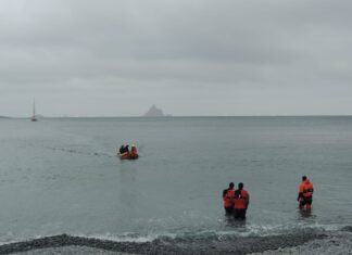 INTEGRANTES DE LA DOTACIÓN “BASE ORCADAS” BRINDARON ASISTENCIA MEDICA A VELERO POLACO SELMA QUE NAVEGABA POR EL PASAJE DE DRAKE