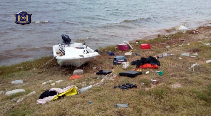 UNA LANCHA DA VUELTA DE CAMPANA EN LA NOCHE DEL DIQUE CABRA CORRAL Y MUERE UN PESCADOR