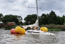 ASÍ ESTÁ HOY EL VELERO HUNDIDO EN EL PUERTO DE SAN ISIDRO