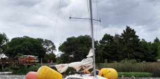 ASÍ ESTÁ HOY EL VELERO HUNDIDO EN EL PUERTO DE SAN ISIDRO