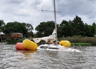 ASÍ ESTÁ HOY EL VELERO HUNDIDO EN EL PUERTO DE SAN ISIDRO