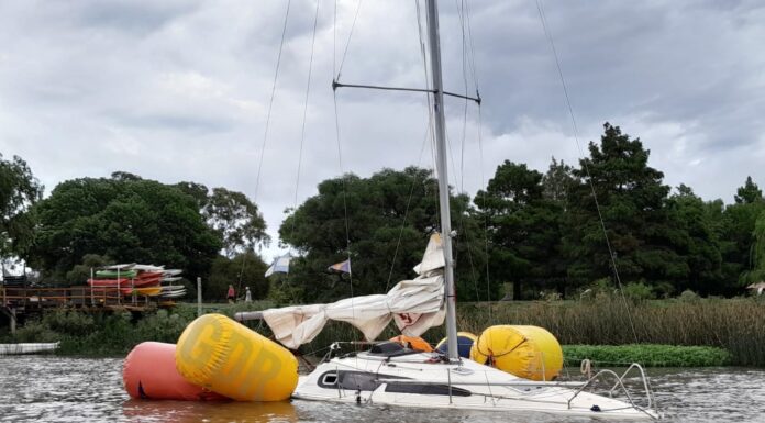 ASÍ ESTÁ HOY EL VELERO HUNDIDO EN EL PUERTO DE SAN ISIDRO