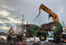 INSÓLITO, REFLOTAN UNA COSECHADORA EN MEDIO DEL RÍO DE LA PLATA