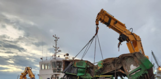 INSÓLITO, REFLOTAN UNA COSECHADORA EN MEDIO DEL RÍO DE LA PLATA