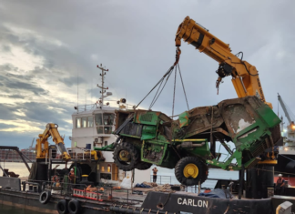 INSÓLITO, REFLOTAN UNA COSECHADORA EN MEDIO DEL RÍO DE LA PLATA