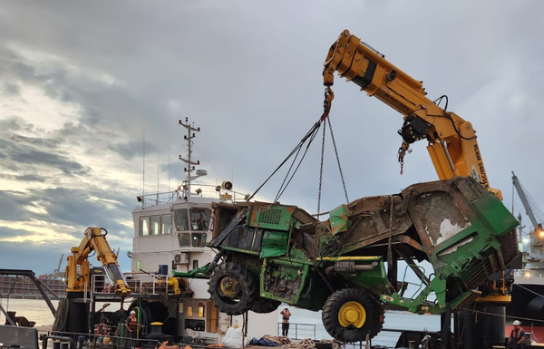 INSÓLITO, REFLOTAN UNA COSECHADORA EN MEDIO DEL RÍO DE LA PLATA