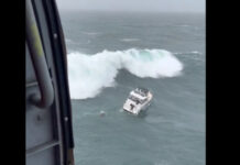 HOMBRE AL AGUA: OLA GIGANTE DA VUELTA DE CAMAPANA A UN YATE EN EEUU