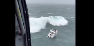 HOMBRE AL AGUA: OLA GIGANTE DA VUELTA DE CAMAPANA A UN YATE EN EEUU