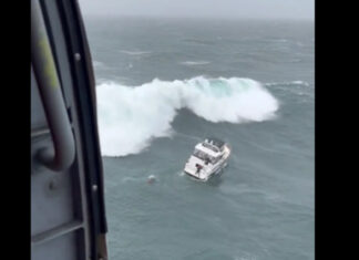 HOMBRE AL AGUA: OLA GIGANTE DA VUELTA DE CAMAPANA A UN YATE EN EEUU