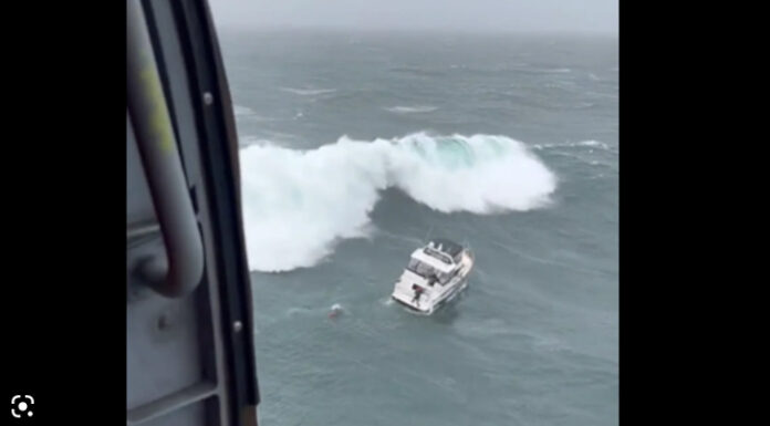 HOMBRE AL AGUA: OLA GIGANTE DA VUELTA DE CAMAPANA A UN YATE EN EEUU