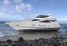 VIDEO – ENCALLÓ UN YATE DE 94 PIES Y ESTÁ DERRAMANDO DIESEL