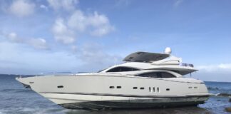 VIDEO – ENCALLÓ UN YATE DE 94 PIES Y ESTÁ DERRAMANDO DIESEL