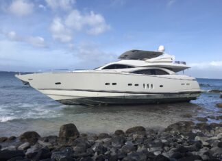 VIDEO – ENCALLÓ UN YATE DE 94 PIES Y ESTÁ DERRAMANDO DIESEL