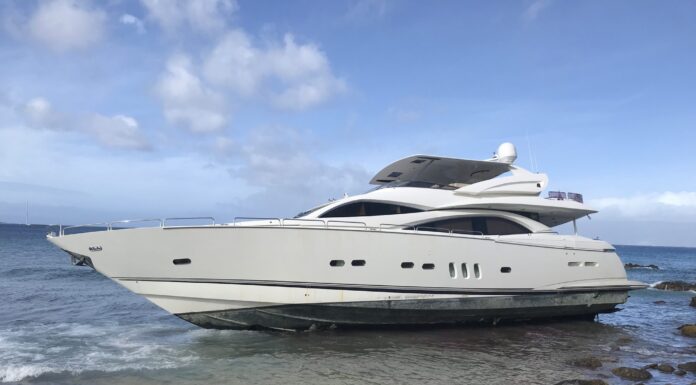 VIDEO – ENCALLÓ UN YATE DE 94 PIES Y ESTÁ DERRAMANDO DIESEL