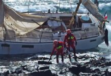 ESPAÑA – UN VELERO CON TRES TRIPULANTES A BORDO ENCALLA EN ROCAS DE PUERTO DEL CARMEN EN LANZAROTE