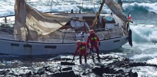 ESPAÑA – UN VELERO CON TRES TRIPULANTES A BORDO ENCALLA EN ROCAS DE PUERTO DEL CARMEN EN LANZAROTE