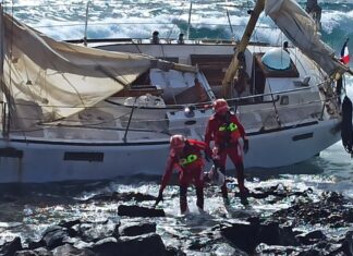 ESPAÑA – UN VELERO CON TRES TRIPULANTES A BORDO ENCALLA EN ROCAS DE PUERTO DEL CARMEN EN LANZAROTE