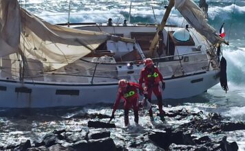 ESPAÑA – UN VELERO CON TRES TRIPULANTES A BORDO ENCALLA EN ROCAS DE PUERTO DEL CARMEN EN LANZAROTE