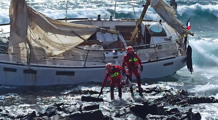 ESPAÑA – UN VELERO CON TRES TRIPULANTES A BORDO ENCALLA EN ROCAS DE PUERTO DEL CARMEN EN LANZAROTE