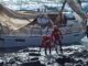 ESPAÑA – UN VELERO CON TRES TRIPULANTES A BORDO ENCALLA EN ROCAS DE PUERTO DEL CARMEN EN LANZAROTE