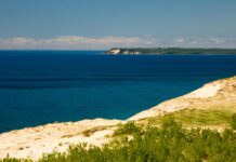 EL MISTERIOSO LAGO DONDE SE VEN OVNIS Y DESAPARECEN BARCOS Y AVIONES