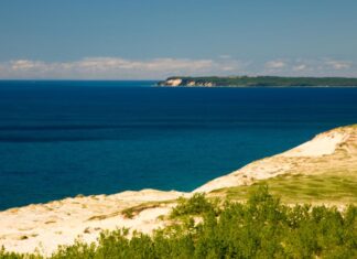 EL MISTERIOSO LAGO DONDE SE VEN OVNIS Y DESAPARECEN BARCOS Y AVIONES