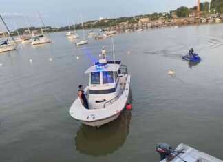 PUERTO DE COLONIA – UN ARGENTINO DE 80 AÑOS SE TIRÓ AL AGUA DE UN VELERO Y PERMANECE DESAPARECIDO