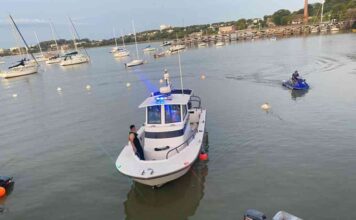 PUERTO DE COLONIA – UN ARGENTINO DE 80 AÑOS SE TIRÓ AL AGUA DE UN VELERO Y PERMANECE DESAPARECIDO