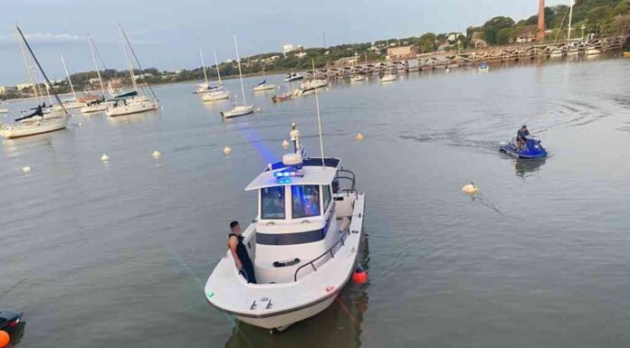 PUERTO DE COLONIA – UN ARGENTINO DE 80 AÑOS SE TIRÓ AL AGUA DE UN VELERO Y PERMANECE DESAPARECIDO