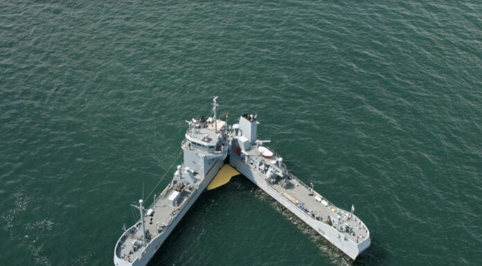 EL BARCO ALEMÁN QUE SE ABRE COMO UNA BISAGRA: PARA QUE SIRVE Y COMO FUNCIONA