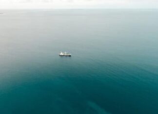 EL GPS DE UN BARCO FANTASMA GUÍA A DOS PESCADORES HASTA EL LUGAR DONDE SU CAPITÁN HABÍA CAÍDO POR LA BORDA HORAS ANTES