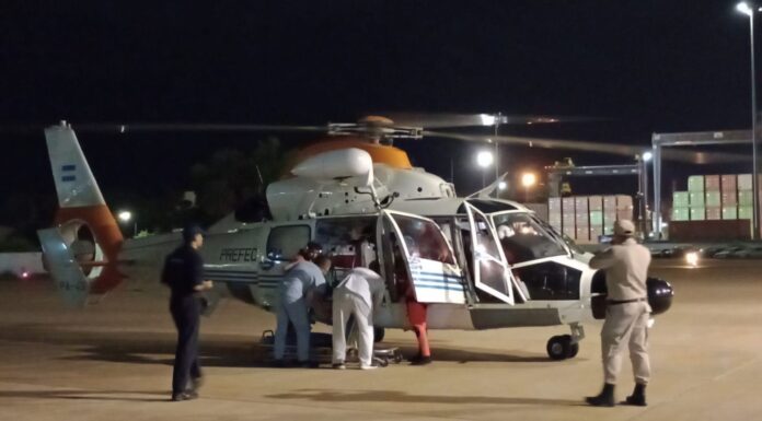 VIDEO – DRAMÁTICO RESCATE DE UN PRÁCTICO QUE SUFRIÓ UN ACV A BORDO DE UN BUQUE DE CARGA EN EL PARANÁ