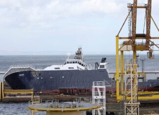 VEINTICINCO HERIDOS CUANDO UN BUQUE DE INVESTIGACIÓN VUELCA EN UN DIQUE SECO