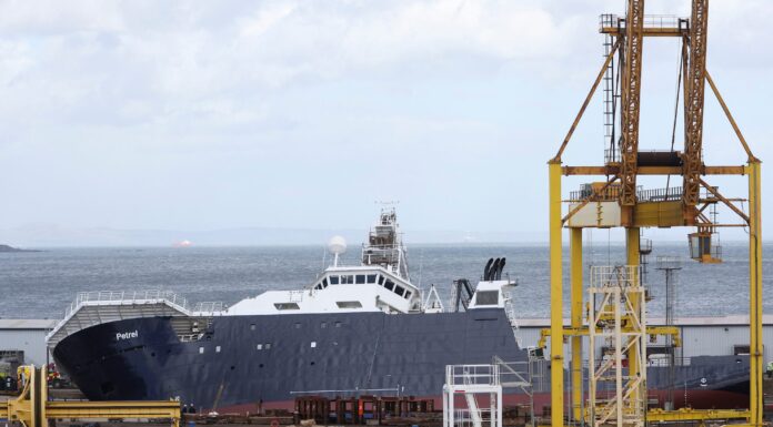 VEINTICINCO HERIDOS CUANDO UN BUQUE DE INVESTIGACIÓN VUELCA EN UN DIQUE SECO