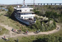 EL IMPONENTE CRUCERO ABANDONADO A ORILLAS DEL RÍO PARANÁ