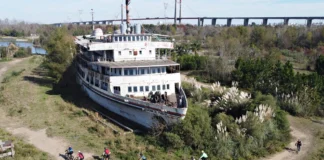 EL IMPONENTE CRUCERO ABANDONADO A ORILLAS DEL RÍO PARANÁ