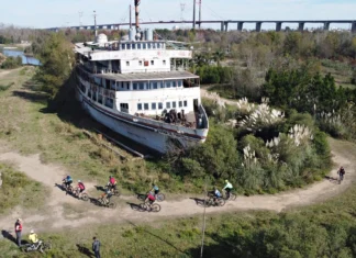 EL IMPONENTE CRUCERO ABANDONADO A ORILLAS DEL RÍO PARANÁ