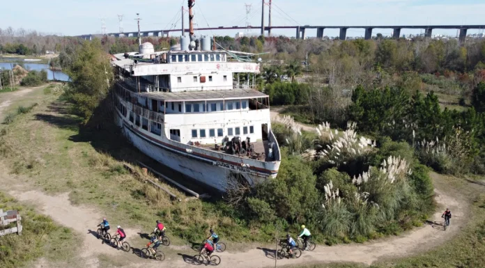EL IMPONENTE CRUCERO ABANDONADO A ORILLAS DEL RÍO PARANÁ