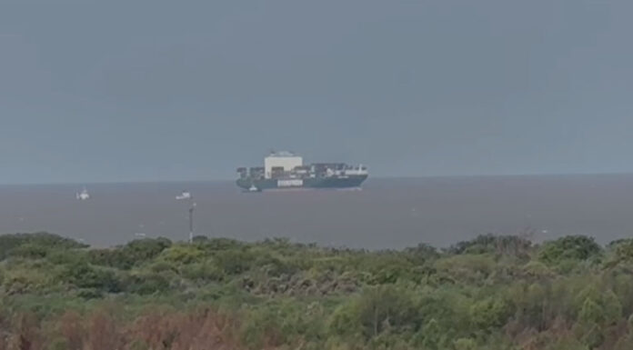 RIO DE LA PLATA – FUE LIBERADO EL ENORME CONTAINERO DE 335 M SE VARÓ Y BLOQUEÓ EL ACCESO AL PUERTO DE BS AS POR UNAS HORAS