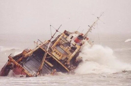 A 34 AÑOS DE LA TORMENTA QUE SACUDIÓ MAR DEL PLATA Y ENCALLÓ AL BARCO MARCELINA DE CIRIZA