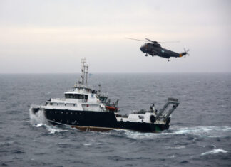 EL ROMPEHIELOS “ALMIRANTE IRÍZAR” BRINDÓ ASISTENCIA MÉDICA EN EL MAR AL BUQUE DE INVESTIGACIÓN “VÍCTOR ANGELESCU”