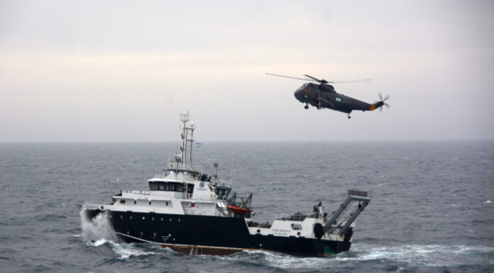 EL ROMPEHIELOS “ALMIRANTE IRÍZAR” BRINDÓ ASISTENCIA MÉDICA EN EL MAR AL BUQUE DE INVESTIGACIÓN “VÍCTOR ANGELESCU”