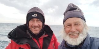 EMERGENCIA EN EL PACÍFICO, LOS TRIPULANTES RUSOS SON RESCATADOS POR UN BUQUE COMERCIAL Y ABANDONAN EL TRIMARÁN