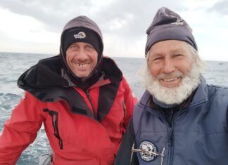 EMERGENCIA EN EL PACÍFICO, LOS TRIPULANTES RUSOS SON RESCATADOS POR UN BUQUE COMERCIAL Y ABANDONAN EL TRIMARÁN