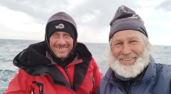 EMERGENCIA EN EL PACÍFICO, LOS TRIPULANTES RUSOS SON RESCATADOS POR UN BUQUE COMERCIAL Y ABANDONAN EL TRIMARÁN